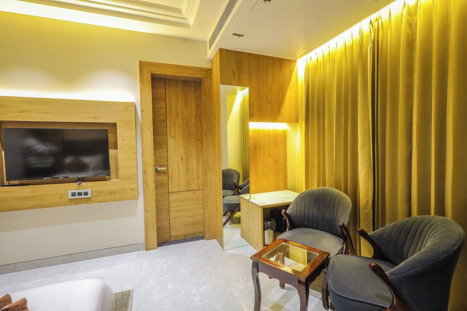 Superior Double Room | Minibar, in-room safe, desk, laptop workspace