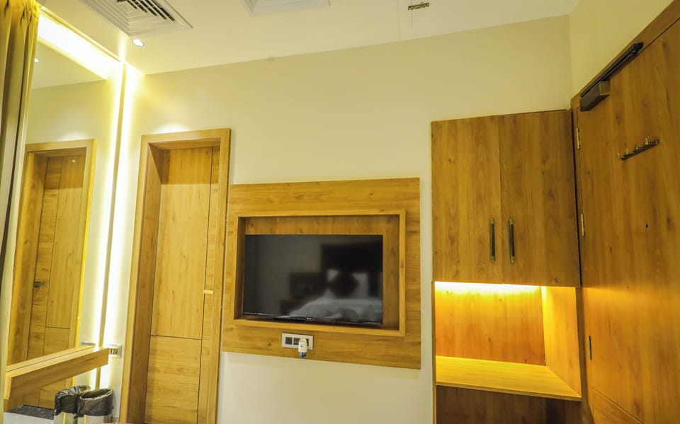 Deluxe Double Room | Minibar, in-room safe, desk, laptop workspace