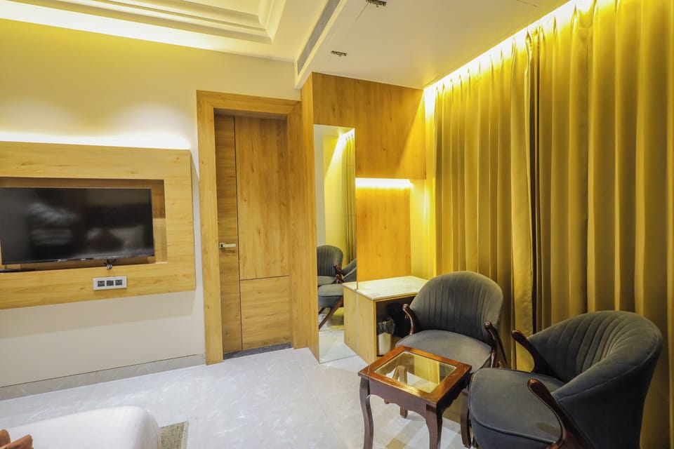 Superior Double Room | Minibar, in-room safe, desk, laptop workspace