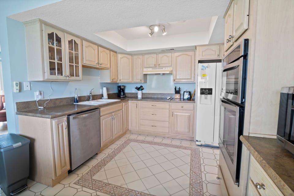 House, Multiple Beds, Balcony, Ocean View (Oceanside Village C1) | Private kitchen | Dining tables