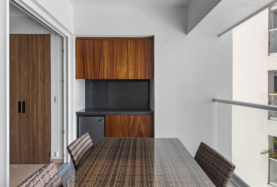 Balcony with little mini bar