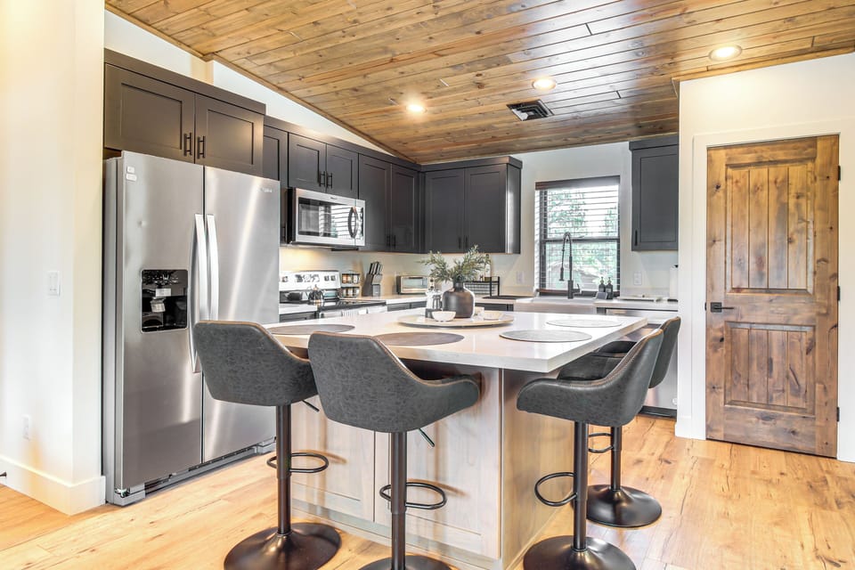 Kitchen | 2nd Floor | Keurig Coffee Maker | Blender | Cooking Basics