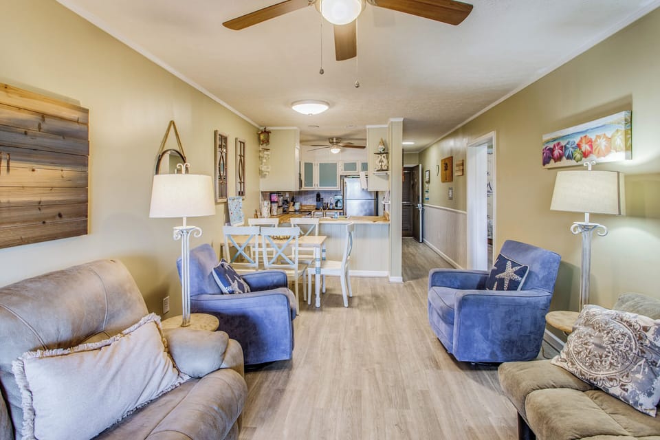 Living Room | Queen Sleeper Sofa | Free WiFi | Smart TV