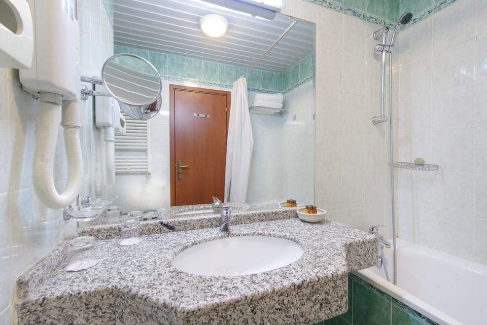 Junior Suite | Bathroom | Combined shower/tub, designer toiletries, hair dryer, bathrobes