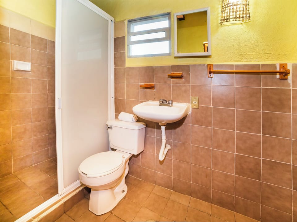 Quadruple Room | Bathroom | Shower, towels, soap, shampoo