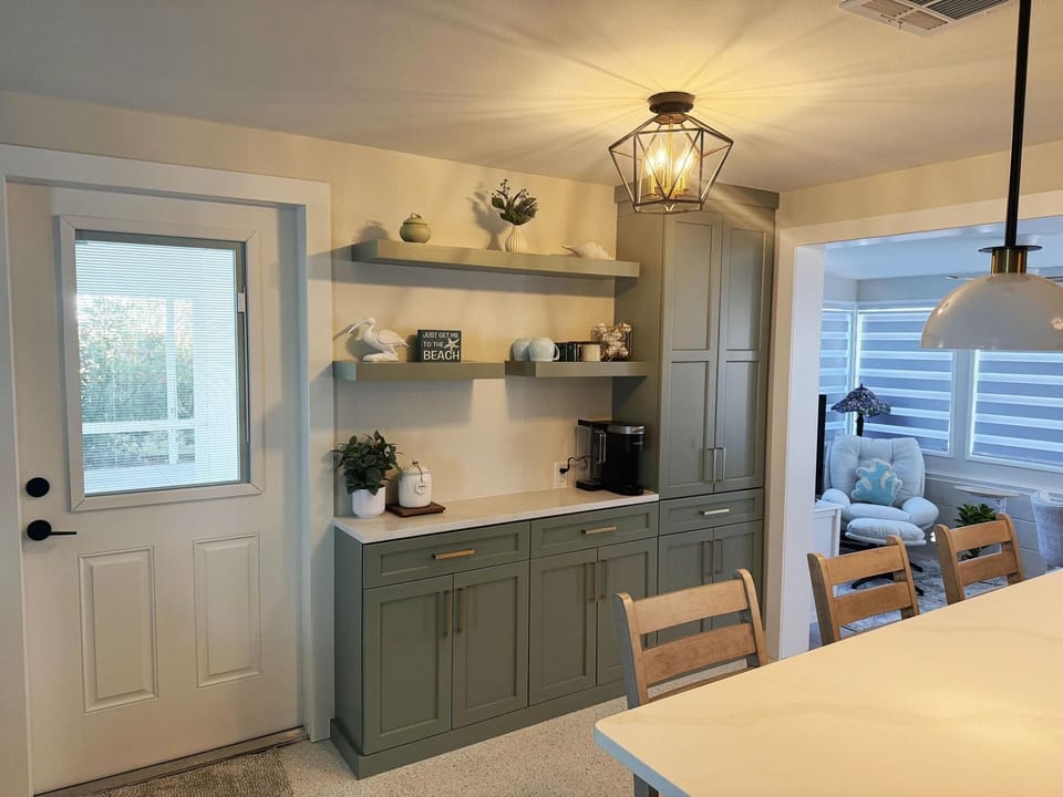 Coastal Chic 2BR – Modern Stay Near Manasota Key (5162)