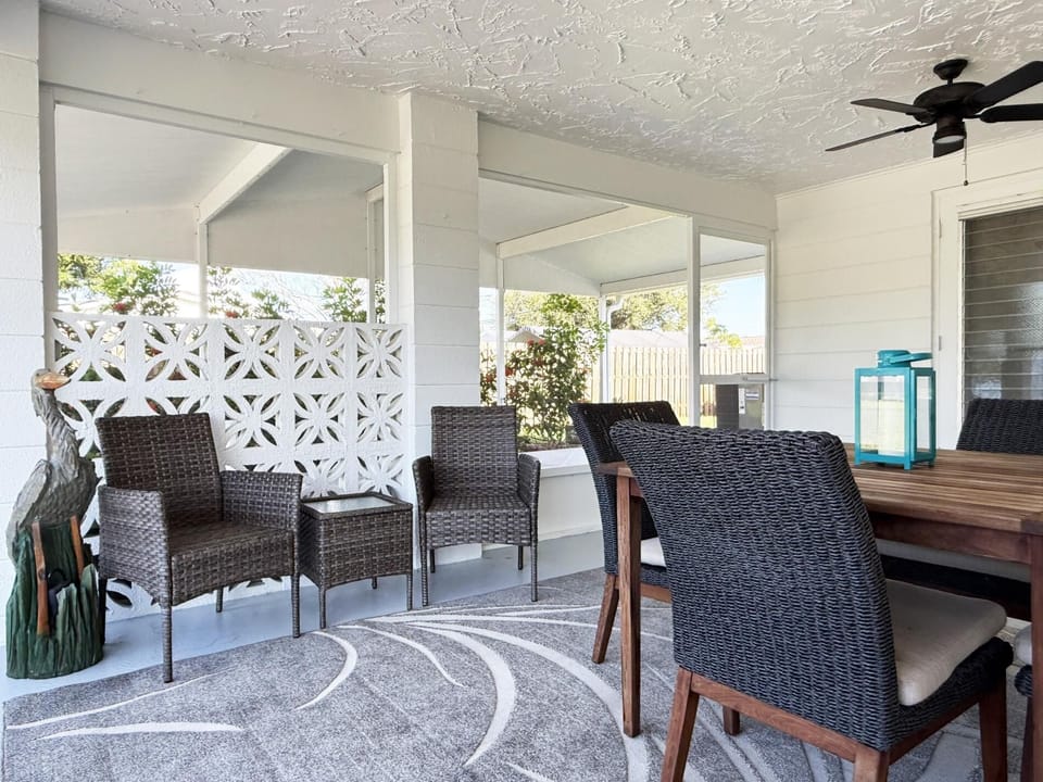 Coastal Chic 2BR – Modern Stay Near Manasota Key (4241)