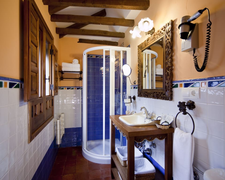 Superior Twin Room | Bathroom | Shower, free toiletries, hair dryer, towels