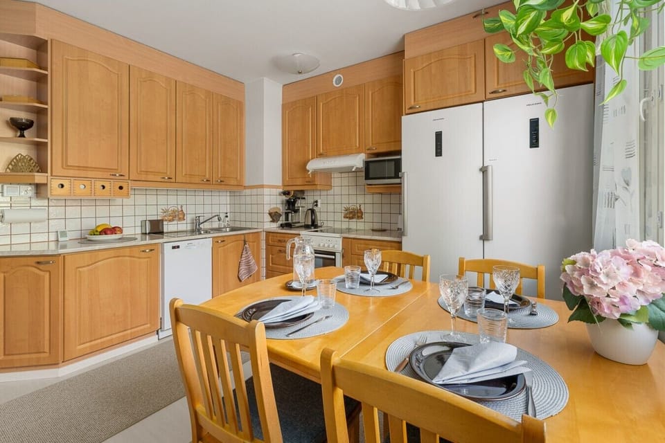 Kitchen and dining table for four side by side, so serving takes only a step.