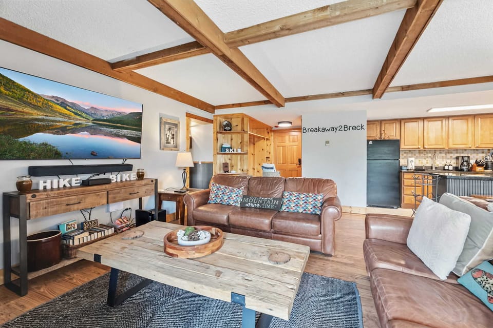 Living room: Gas fireplace, Smart TV, mountain views, pull-out sofa