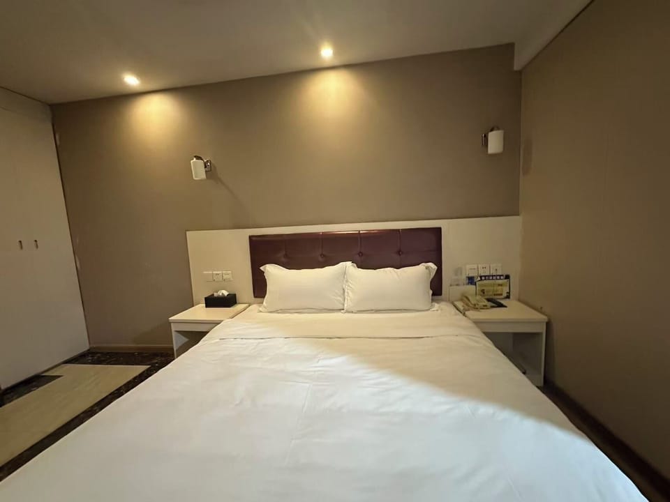 Comfort Single Room, 1 Queen Bed, Air conditioning, City View | Desk, laptop workspace, free WiFi