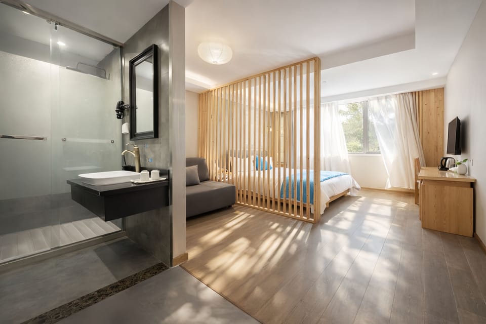 Deluxe Room | Desk, laptop workspace, free WiFi
