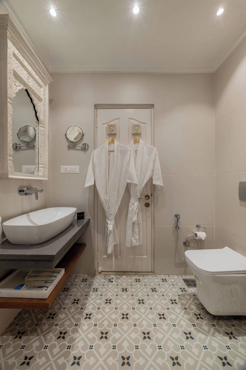 Premium Room | Bathroom | Shower, free toiletries, hair dryer, towels