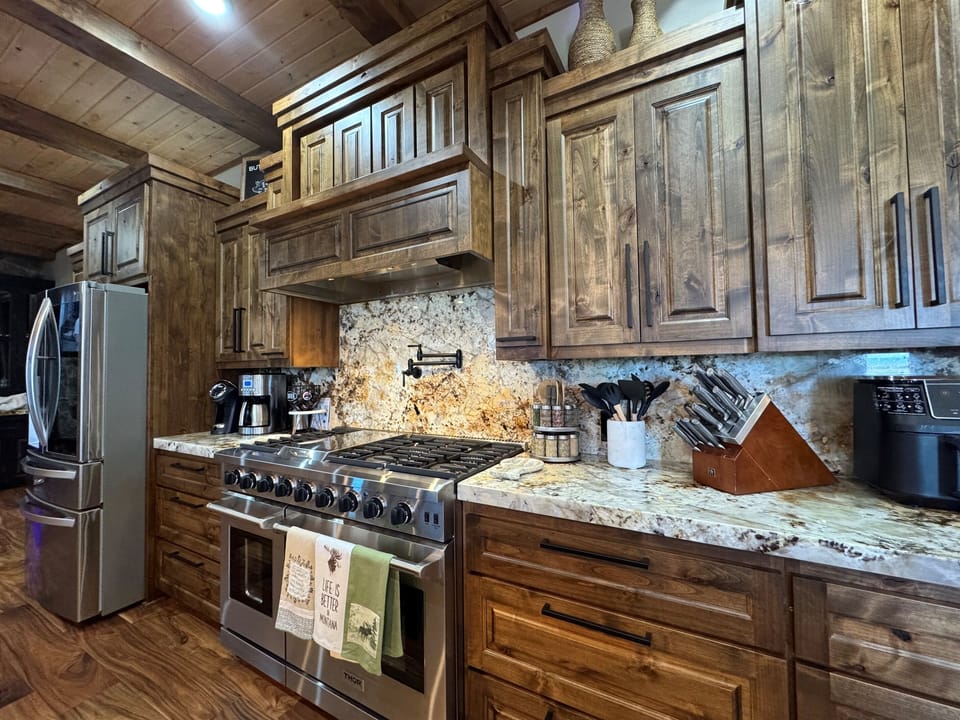 Spacious, designer kitchen with top of line appliances (3)