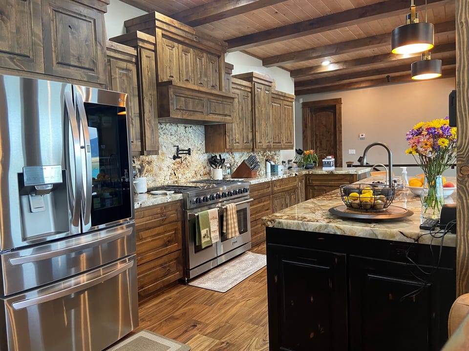 Spacious, designer kitchen with top of line appliances (2)