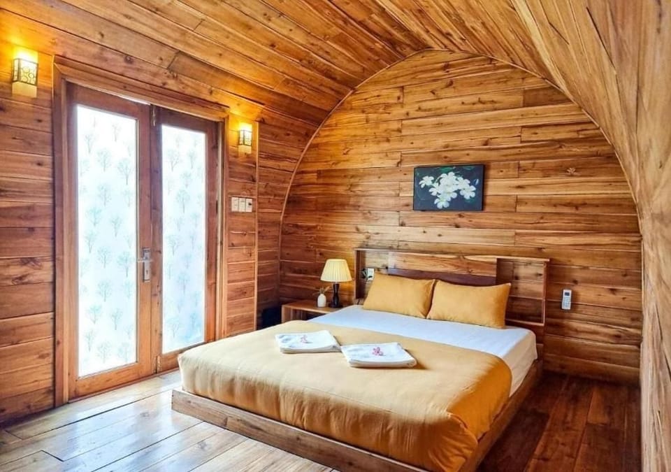 Deluxe Bungalow, 1 Queen Bed, Courtyard View | Hypo-allergenic bedding, memory foam beds, minibar, in-room safe