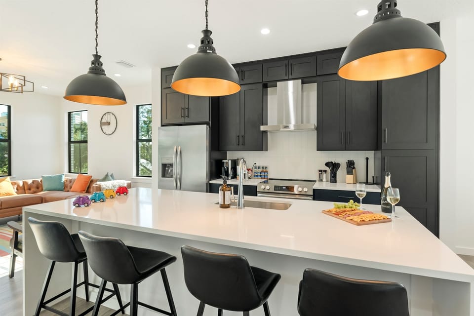 Fully equipped kitchen and dining area
