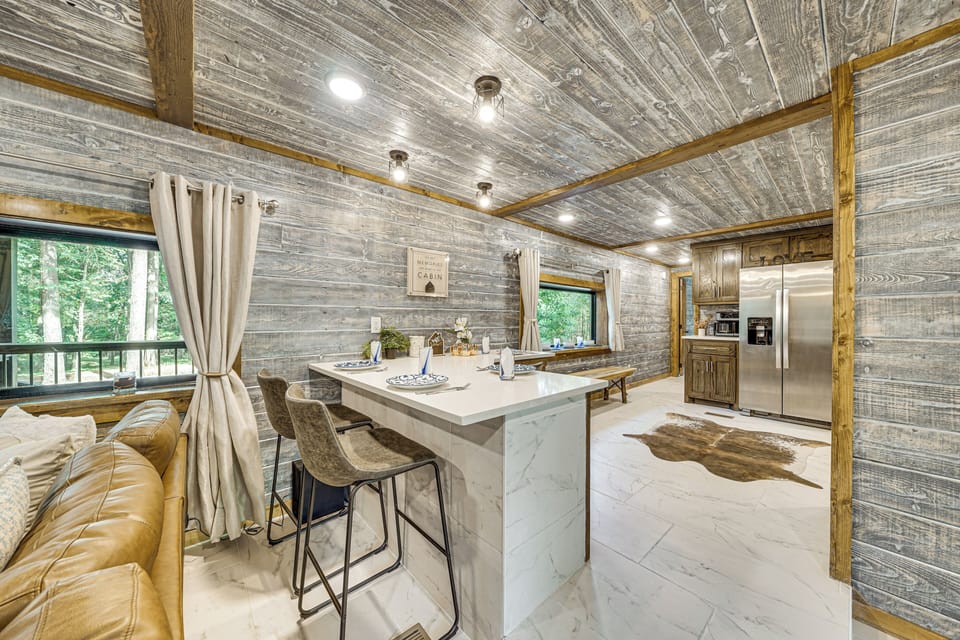 Dining Area | Breakfast Bar | Dishware/Flatware