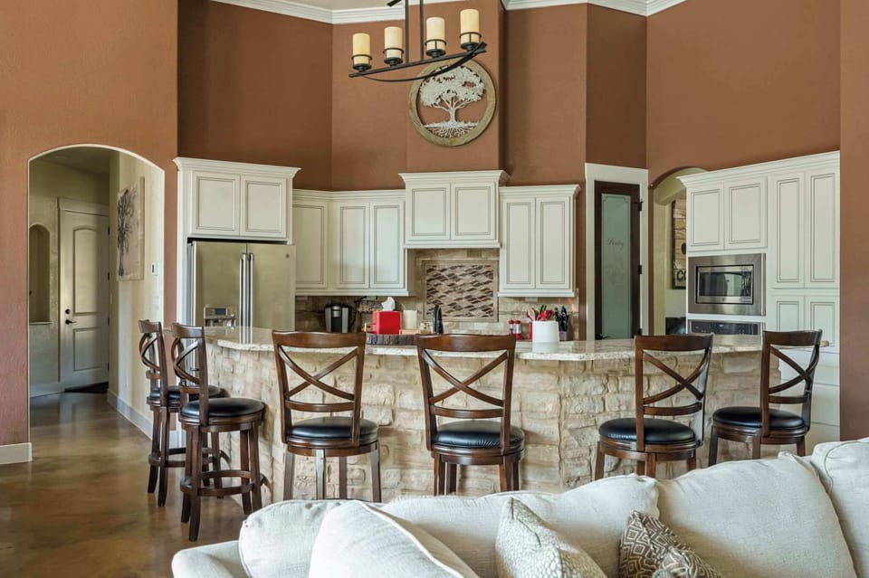 Fully-equipped kitchen with bar seating