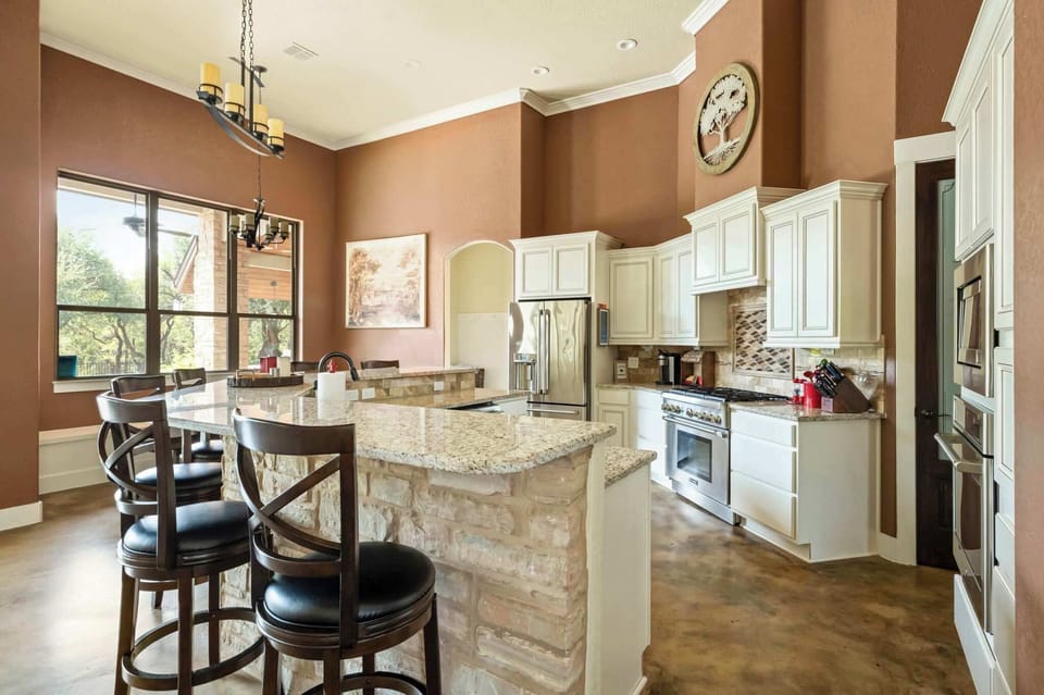 Fully-equipped kitchen with bar seating