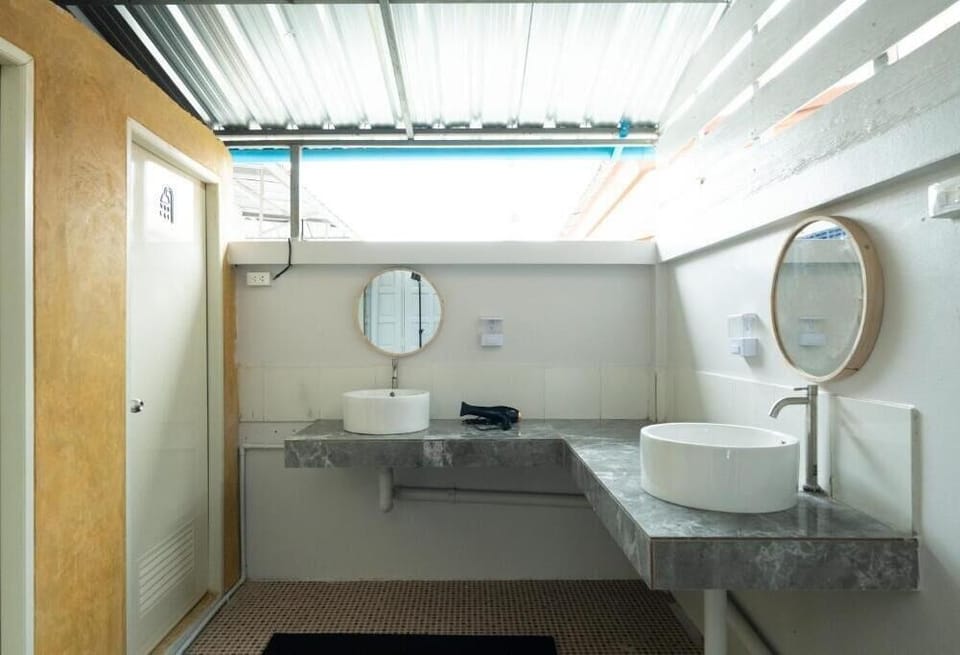 Comfort Twin Room, City View | Bathroom | Bidet