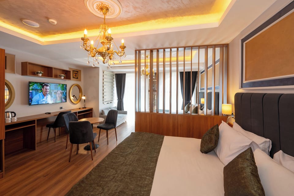 Family Room | Egyptian cotton sheets, premium bedding, desk, free WiFi