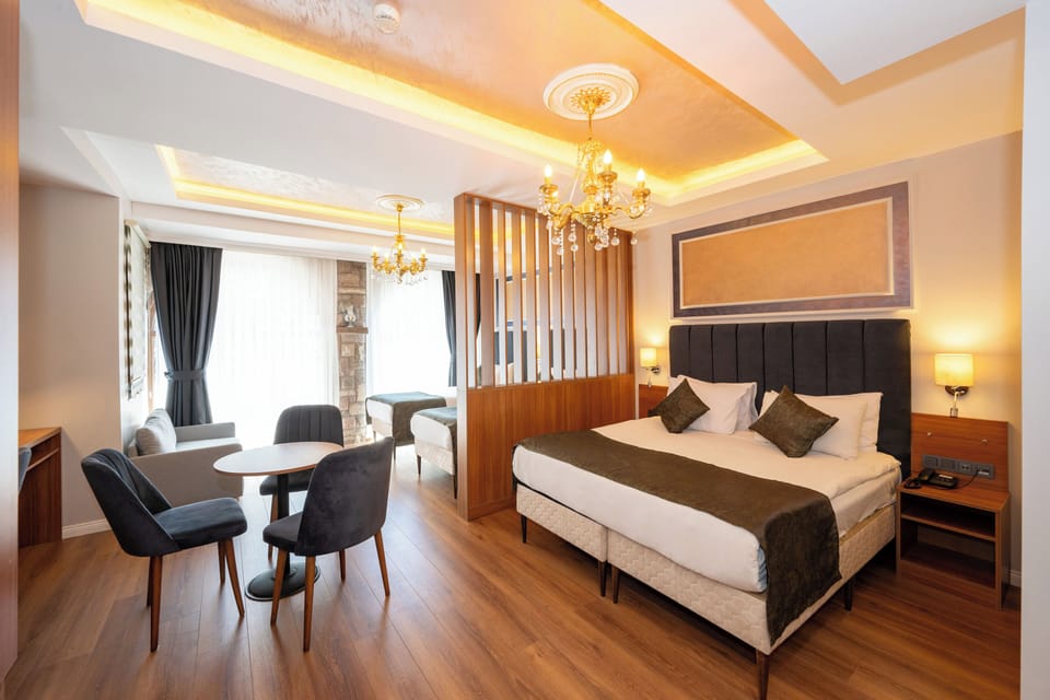 Family Room | Egyptian cotton sheets, premium bedding, desk, free WiFi