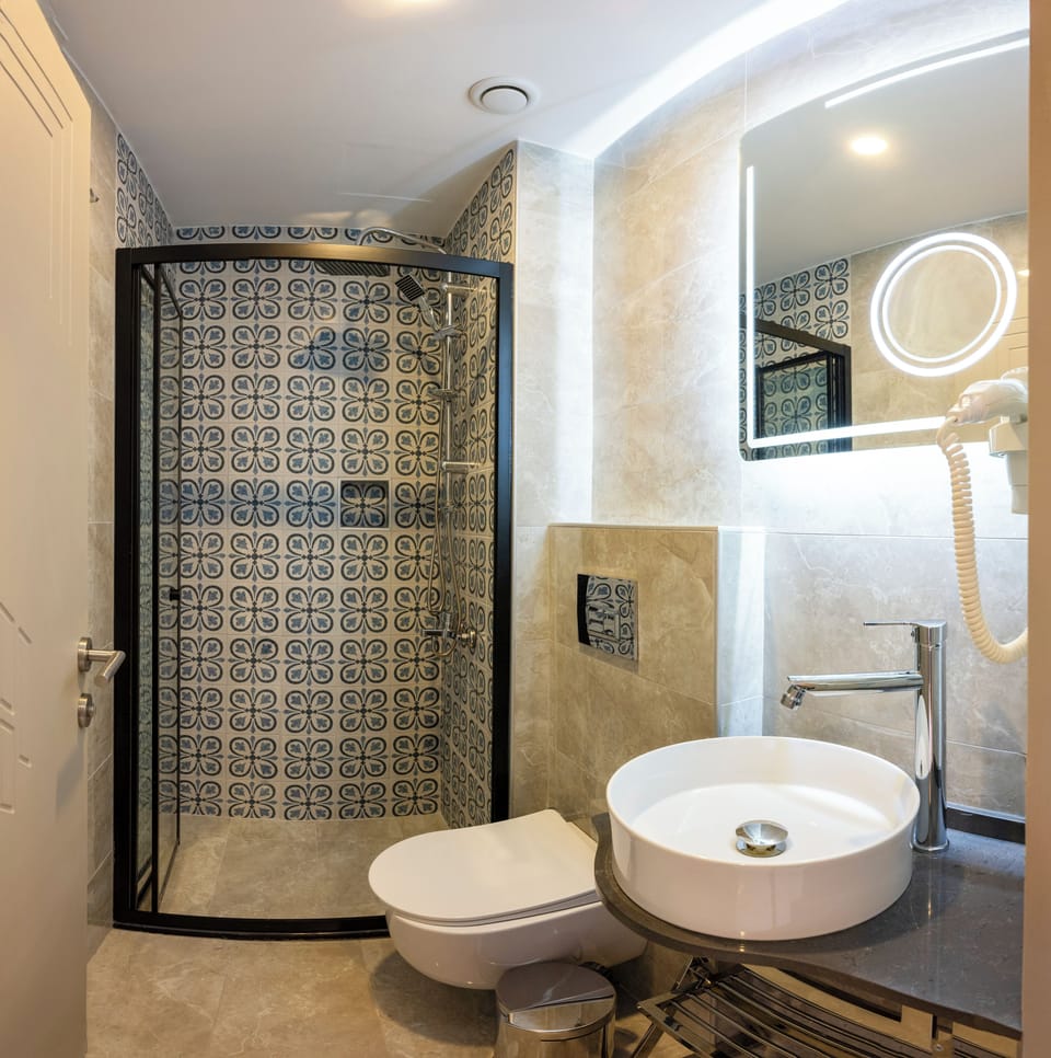 Shower, rainfall showerhead, free toiletries, hair dryer