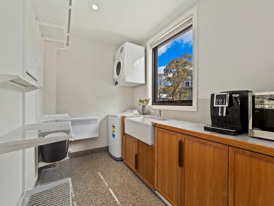 Laundry/Butler’s Pantry with Storage 

Photography:  Expedimage