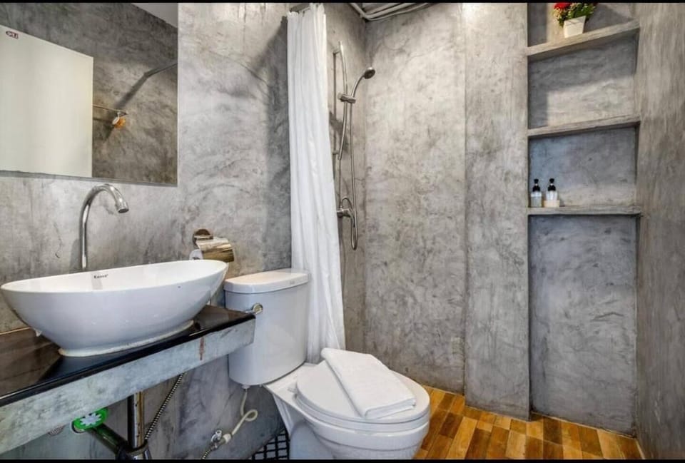 Deluxe Double Room, Balcony | Bathroom | Shower, hair dryer, slippers, bidet