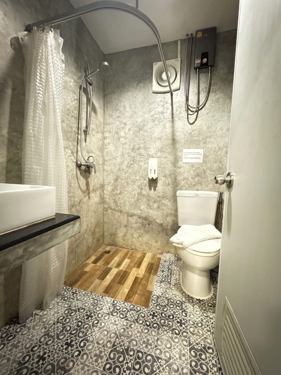 Shower, hair dryer, slippers, bidet