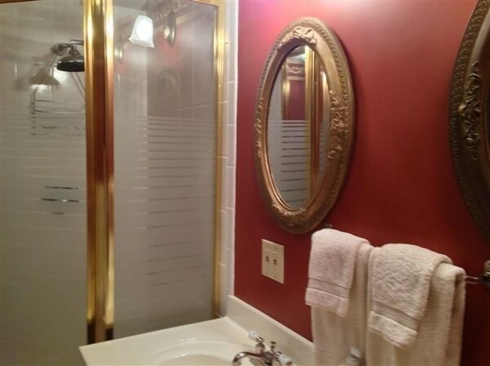 Linda's Room | Bathroom | Free toiletries, towels