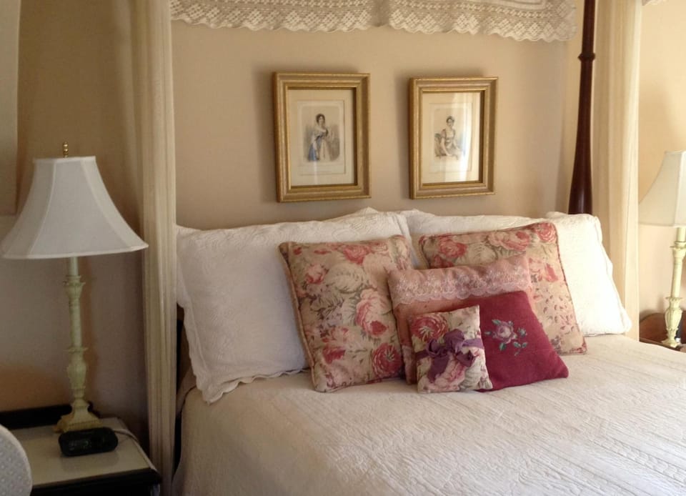 Premium bedding, iron/ironing board, free WiFi, bed sheets