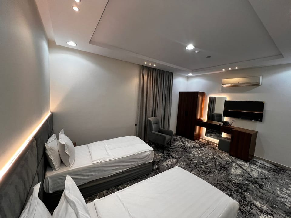 Comfort Studio | In-room safe, blackout drapes, soundproofing, iron/ironing board