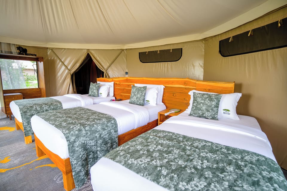Luxury Tent | Desk, laptop workspace, bed sheets