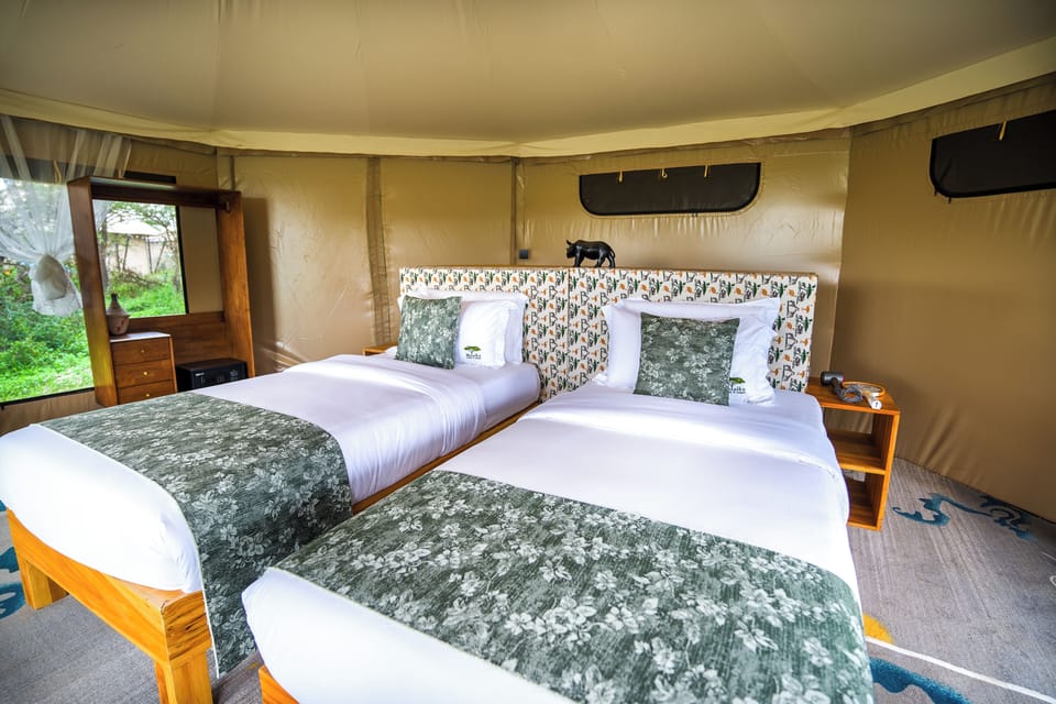 Luxury Tent | Desk, laptop workspace, bed sheets