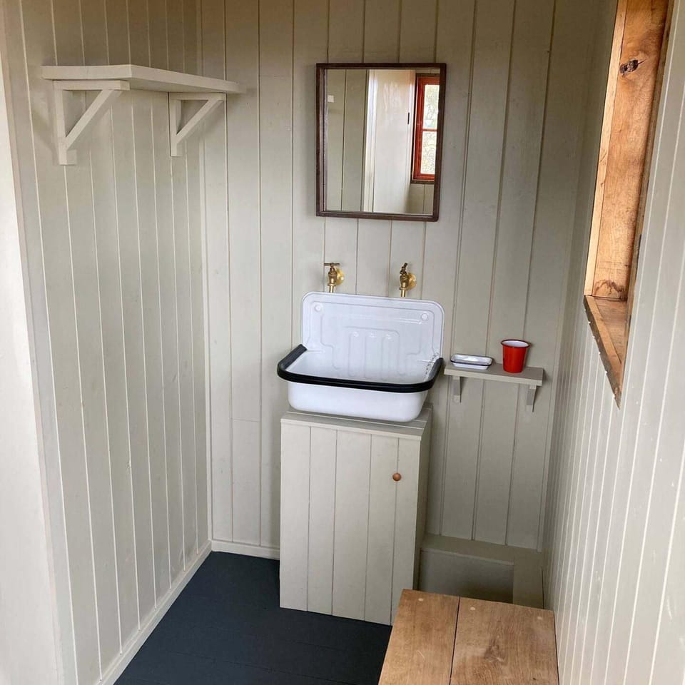 Secluded off Grid Shepherd's Hut Cabin in Stroud District