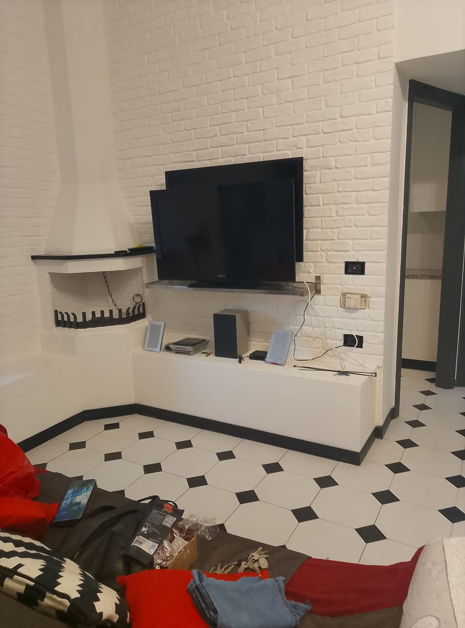 Apartment, 3 Bedrooms, Accessible, Fireplace | Living room | Books