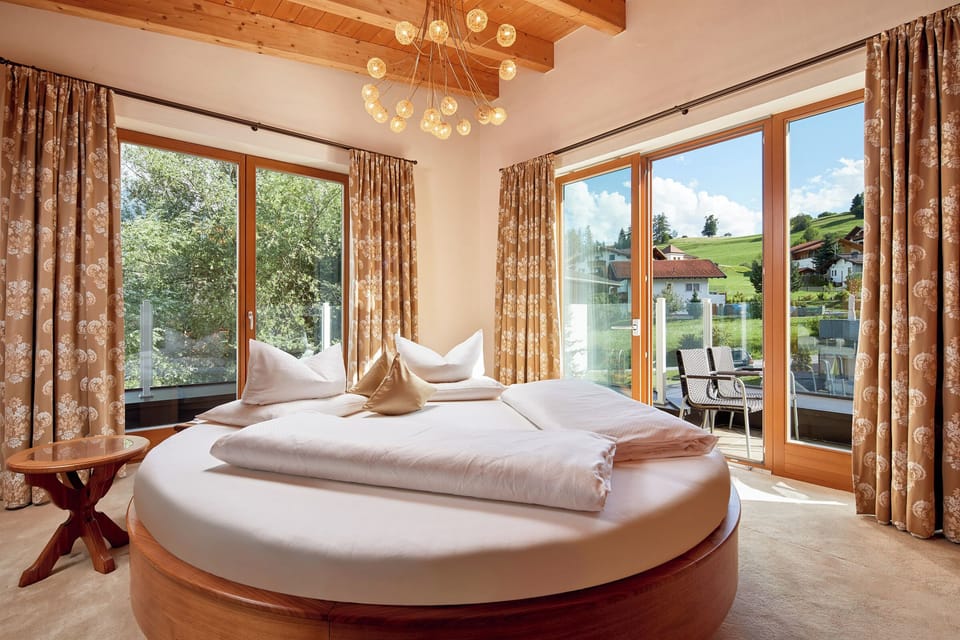 Suite | In-room safe, iron/ironing board, free WiFi, bed sheets