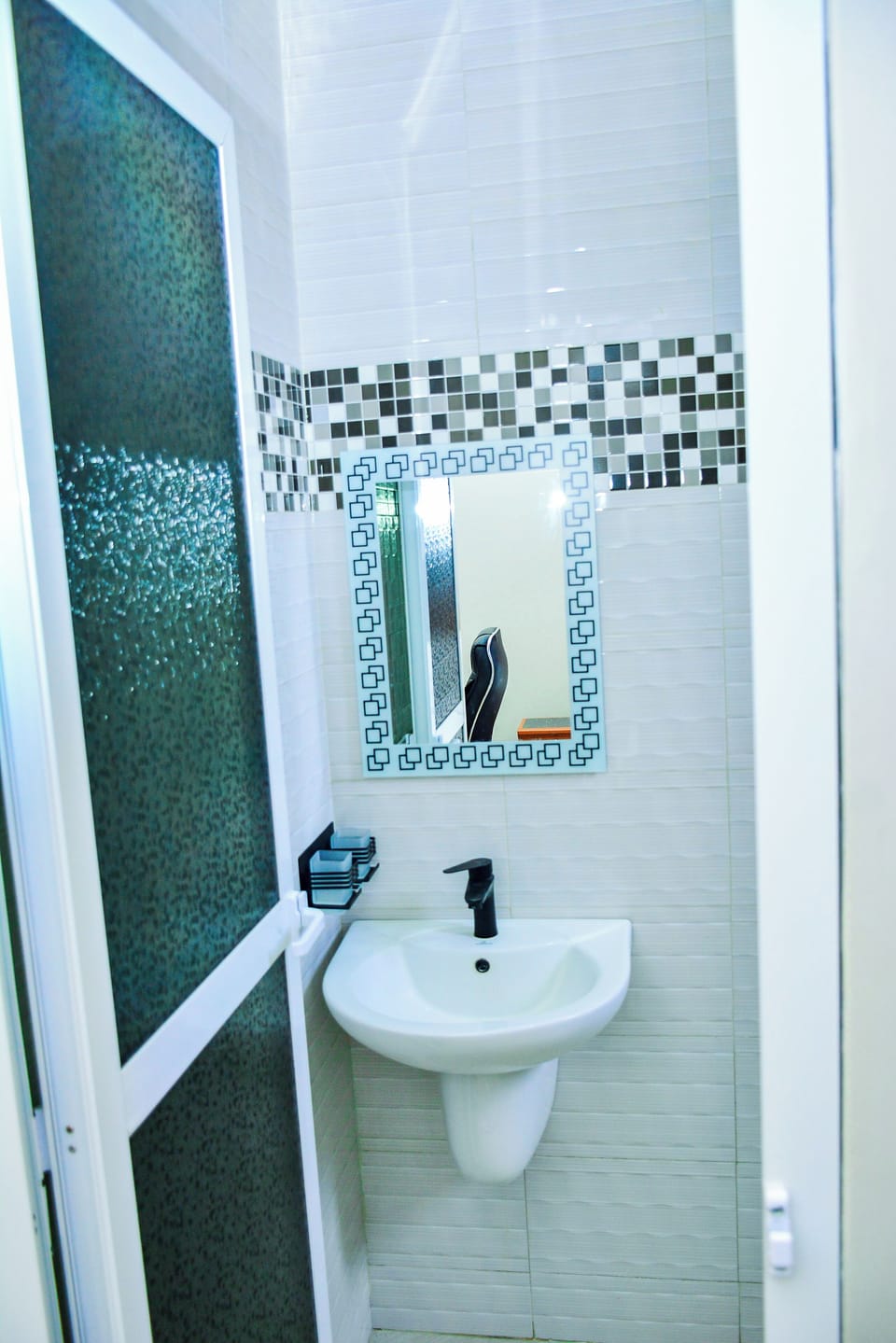 Shower, free toiletries, slippers, bidet