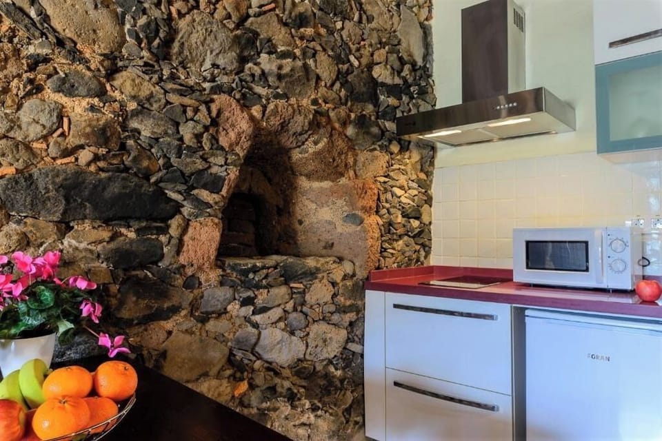 Deluxe Apartment, Patio, Garden View | Private kitchen