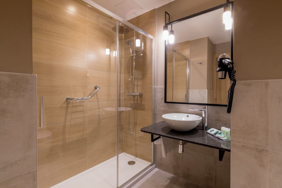 Twin Room | Bathroom | Free toiletries, hair dryer, bidet, towels