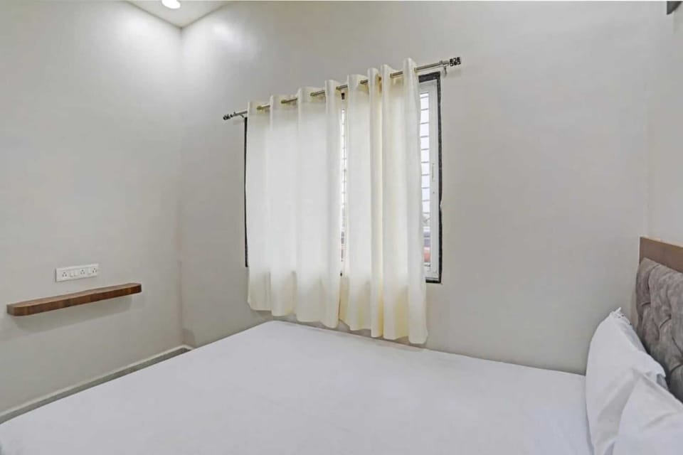 Deluxe Room | Rollaway beds, free WiFi, bed sheets
