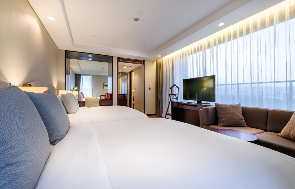Down comforters, in-room safe, desk, blackout drapes