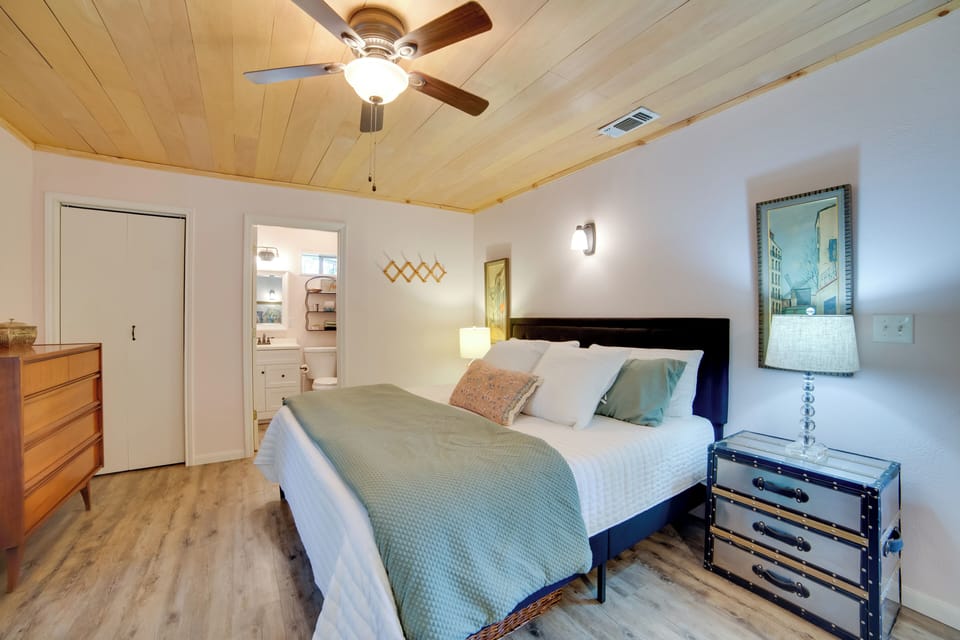 Secluded Getaway on ~10 Acres in The Piney Woods! Cottage in Texas