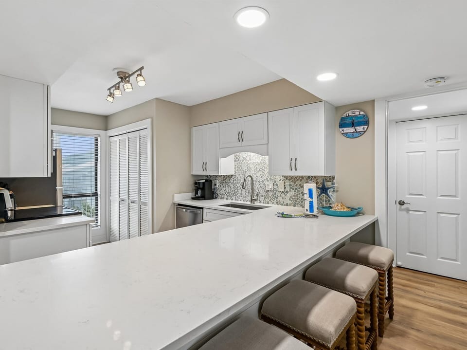 Kitchen - Breakfast Bar