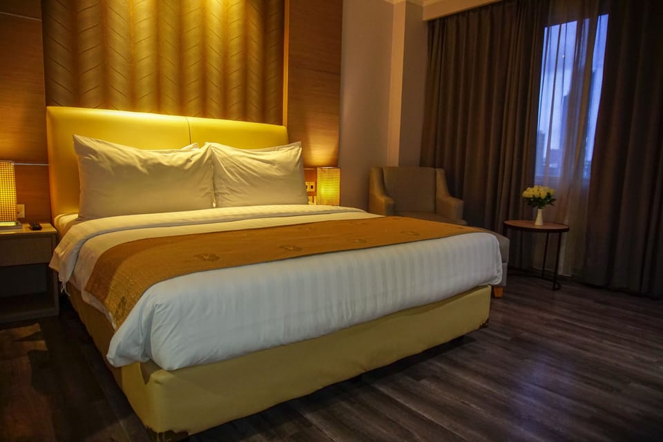 Superior King No Window (With Breakfast) | Premium bedding, in-room safe, desk, laptop workspace
