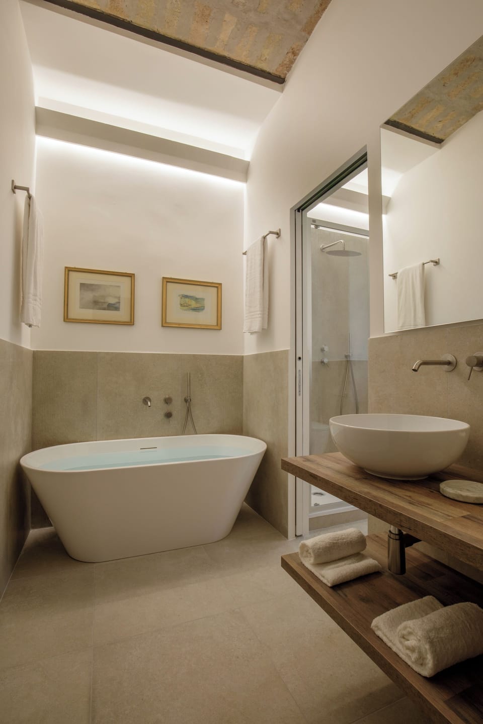 Luxury Double Room, 1 Queen Bed, Private Bathroom, City View | Bathroom | Free toiletries, hair dryer, towels, soap