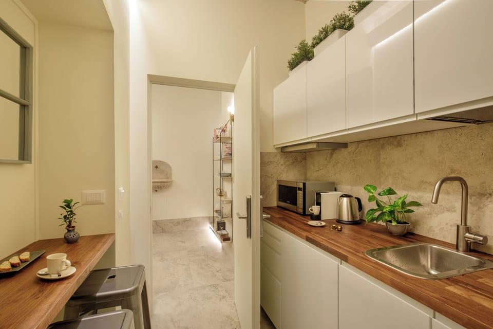 Deluxe Suite, 1 King Bed with Sofa bed, Kitchenette, Courtyard View | Private kitchen