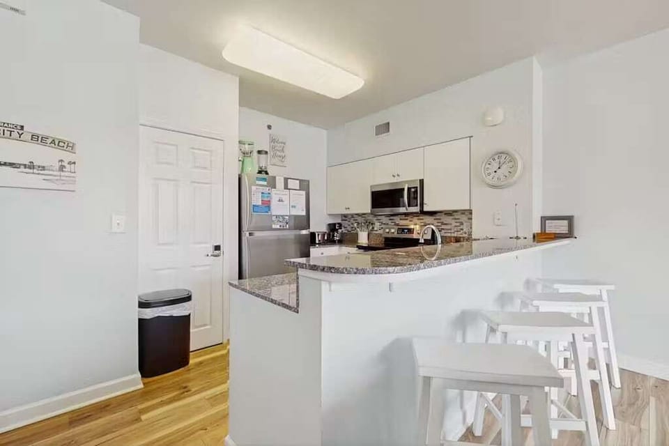 Full kitchen with breakfast bar